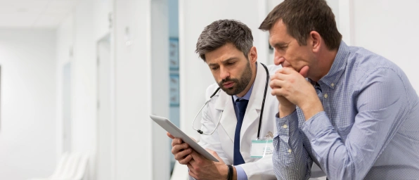 Wie wird die Minimal Change Disease (MCD) behandelt?