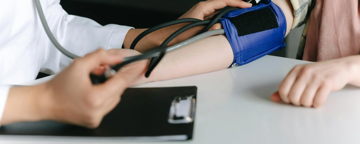 Welche Symptome können bei einer Minimal Change Disease (MCD) auftreten?