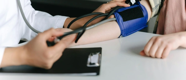 Welche Symptome können bei einer Minimal Change Disease (MCD) auftreten?