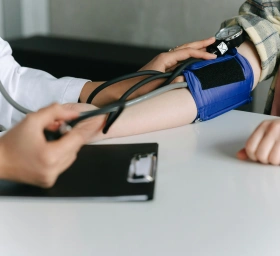 Welche Symptome können bei einer Minimal Change Disease (MCD) auftreten?